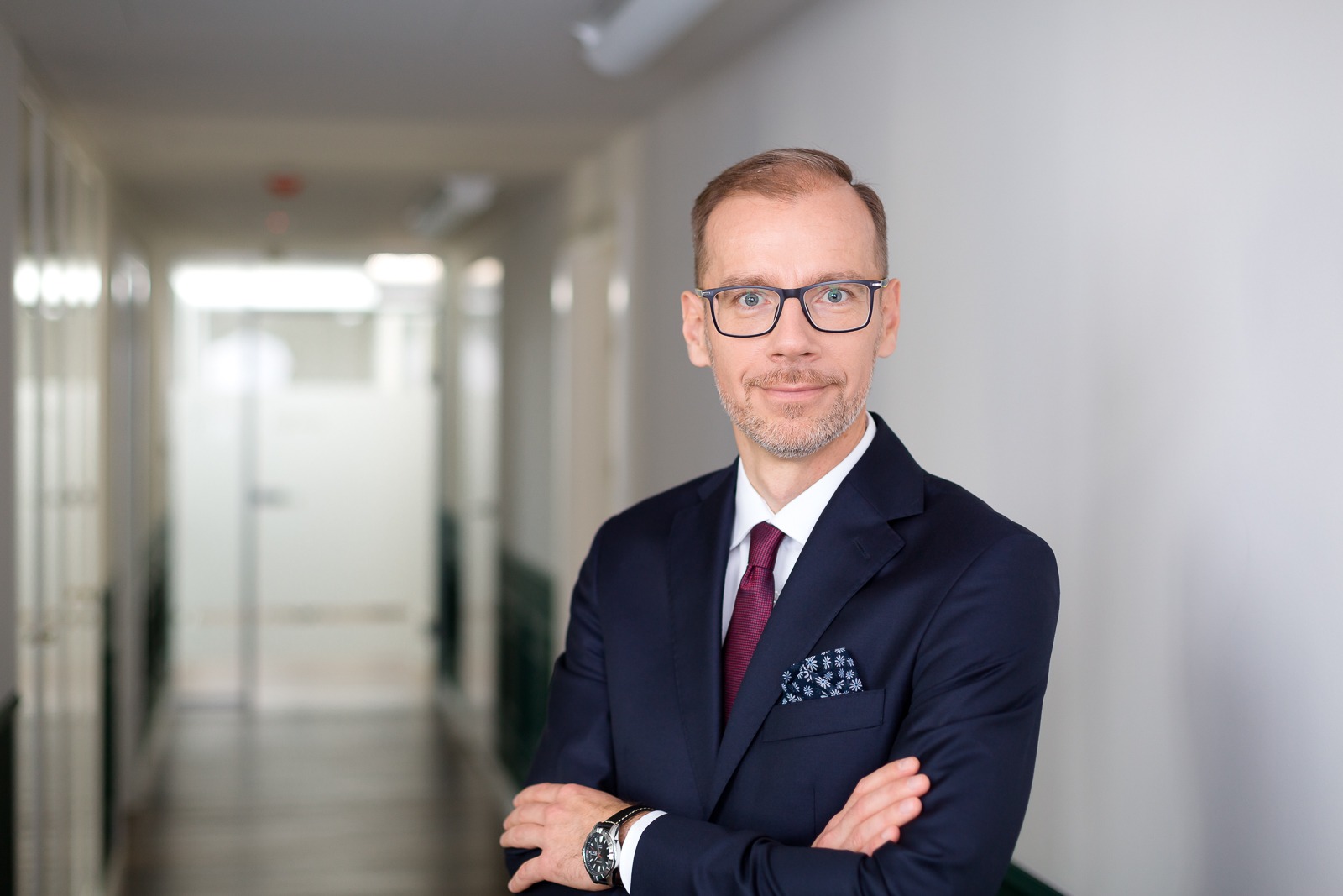 Na zdjęciu widoczny Maciej Barszczewski, Członek Zarządu, CERES Dom Inwestycyjny. W tle korytarz w biurze.