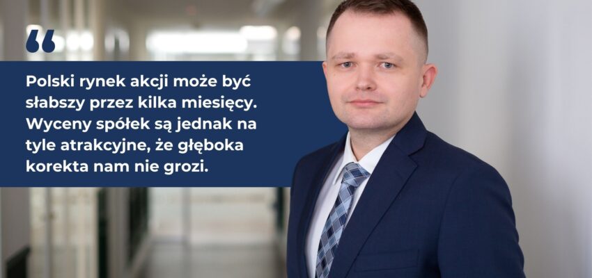 Zdjęcie Marcina Ciesielskiego z CERES Dom Inwestycyjny na tle wnętrza biura. Na zdjęciu naniesiony cytat Marcina, jego podpis i logo CERES.