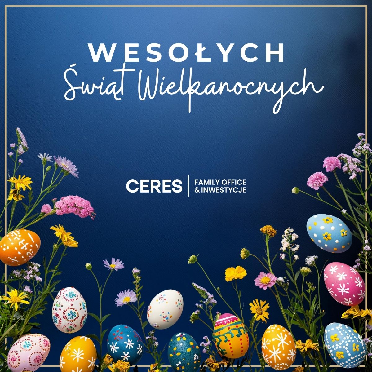Grafika świąteczna z okazji Świąt Wielkanocnych od zespołu CERES. Na grafice na niebieskim tle pisanki, jajka i wiosenne kwiaty oraz życzenia: Wesołych Świąt Wielkanocnych.